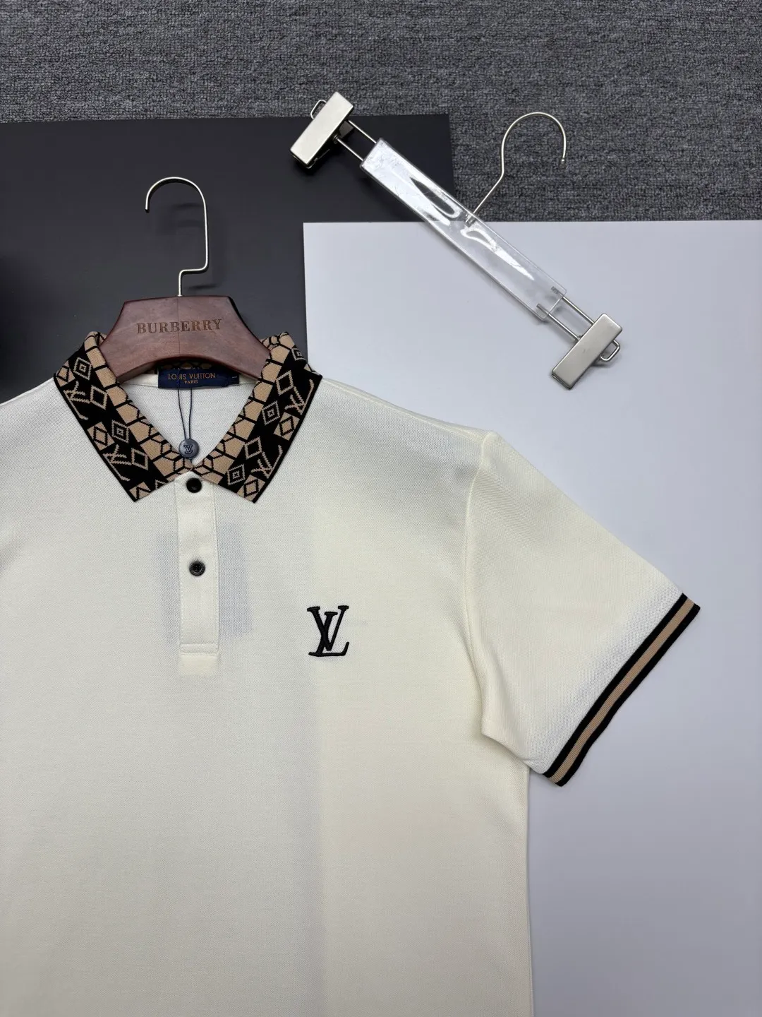 🅿️210 LV Louis Vuitton's new embroidered Polo shirt. Original fabric. Official same style. Made of 210 grams of pure cotton pique fabric, customized in the same vat dyeing fabric. It feels very comfortable and smooth. The version is quite wide and stylish. Produced by a first-line brand factory. Imported Behringer embroidery machine. The embroidery is full and textured. The collar rib is woven with imported yarn. It will not deform after long-term wear. The latest style for spring and summer. Fashionable and individual. A super versatile and good-looking piece that is very suitable for both men and women. A must-have item for everyone. Color: black, white, apricot, sapphire blue. Size: M-XXXL